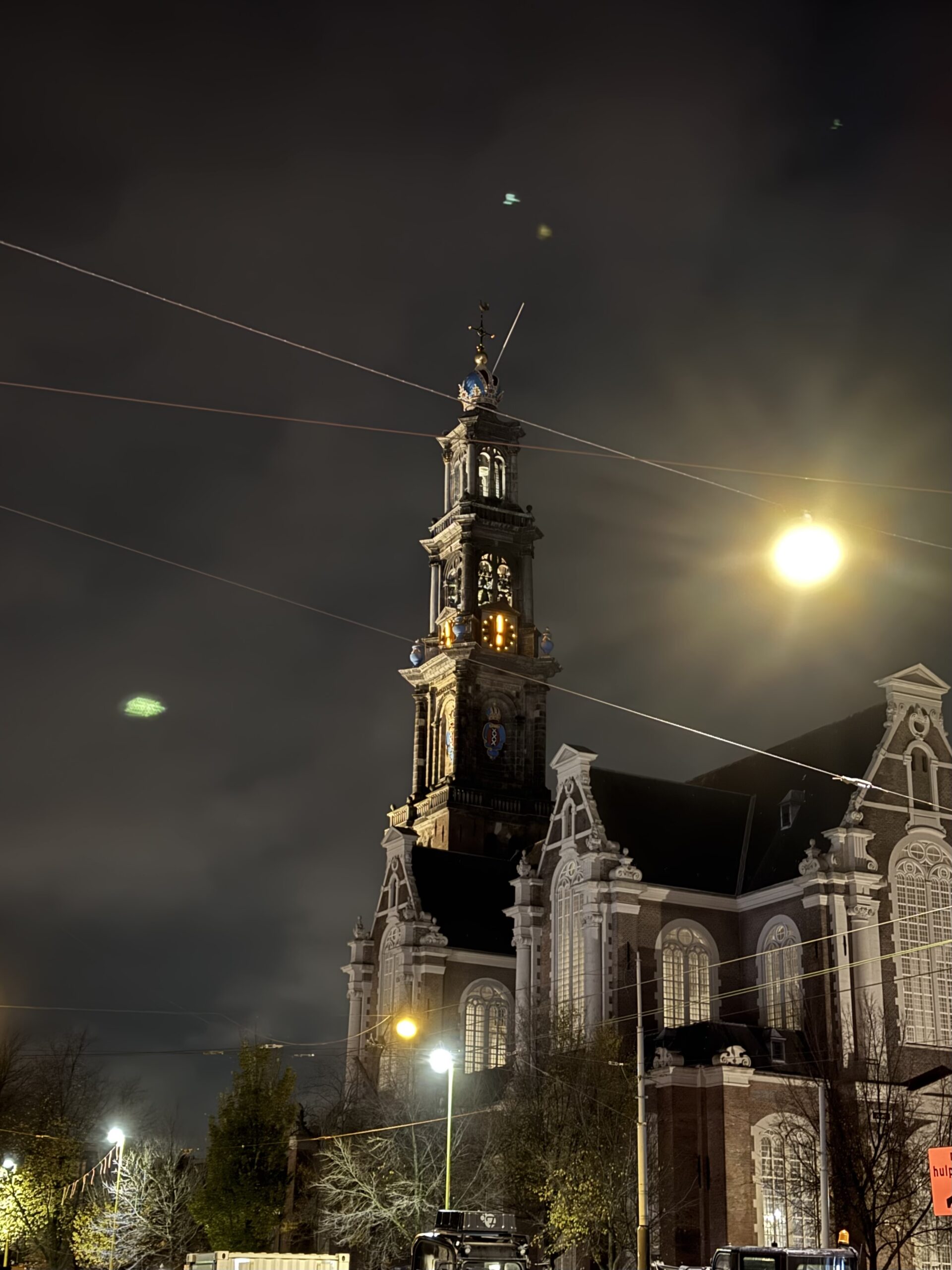 De verlichte Westertoren in Amsterdam bij nacht